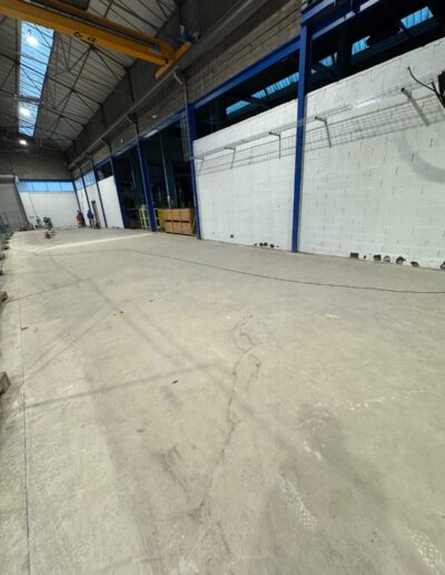 Résine Industrie - Sol filmogène autolissant coloré pour atelier de métallurgie