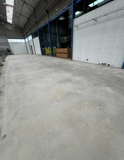 Résine Industrie - Sol filmogène autolissant coloré pour atelier de métallurgie