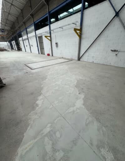 Résine Industrie - Sol filmogène autolissant coloré pour atelier de métallurgie