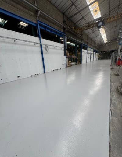 Résine Industrie - Sol filmogène autolissant coloré pour atelier de métallurgie