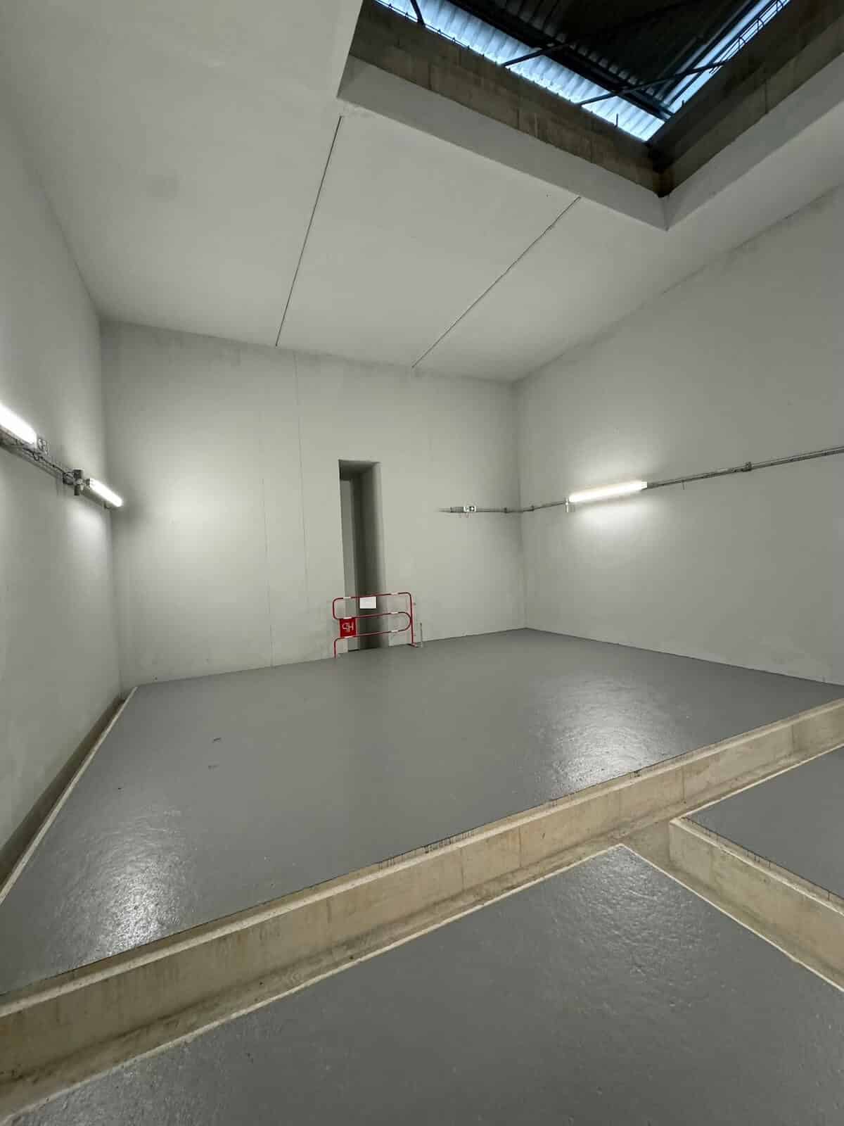 Résine Industrie - Sol autolissant filmogène coloré dans une zone de production industrielle