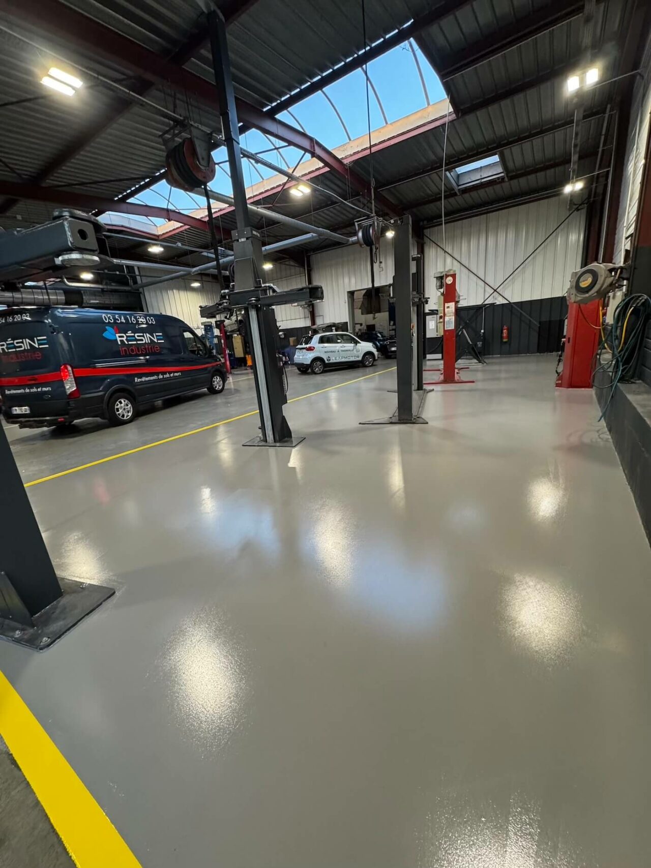 Résine Industrie - Pose de sol autolissant polyuréthane verni dans un atelier automobile