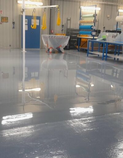 Résine Industrie - Sol polyuréthane autolissant verni pour zone de fabrication industrielle