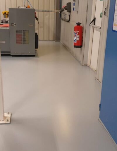 Résine Industrie - Sol polyuréthane autolissant verni pour zone de fabrication industrielle