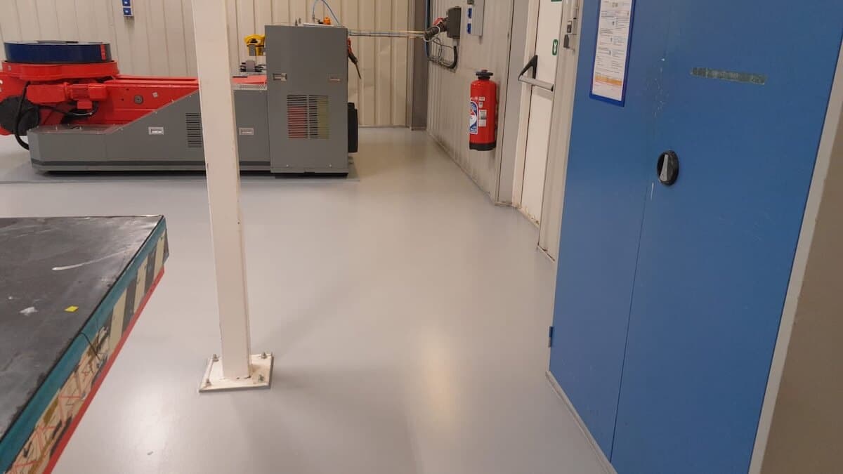 Résine Industrie - Sol polyuréthane autolissant verni pour zone de fabrication industrielle