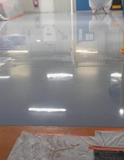 Résine Industrie - Sol polyuréthane autolissant verni pour zone de fabrication industrielle