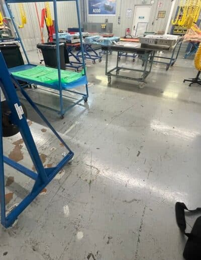 Résine Industrie - Sol polyuréthane autolissant verni pour zone de fabrication industrielle