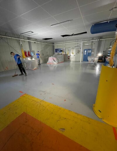 Résine Industrie - Sol polyuréthane autolissant verni pour zone de fabrication industrielle