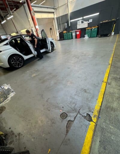 Résine Industrie - Pose d'un sol industriel PU avec signalétique au sol