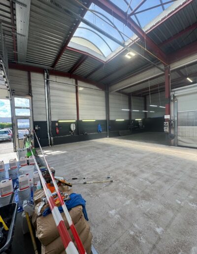 Résine Industrie - Pose d'un sol industriel PU avec signalétique au sol