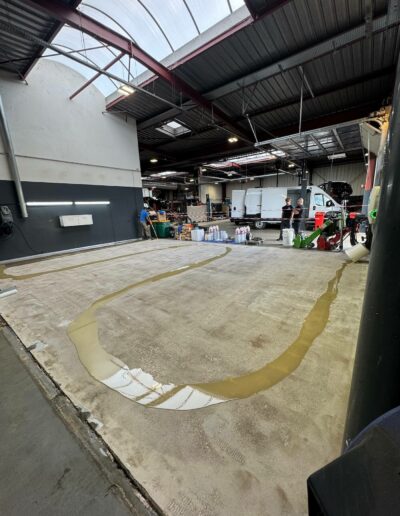 Résine Industrie - Pose d'un sol industriel PU avec signalétique au sol