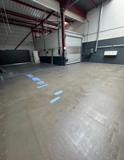 Résine Industrie - Pose d'un sol industriel PU avec signalétique au sol