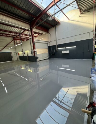 Résine Industrie - Pose d'un sol industriel PU avec signalétique au sol