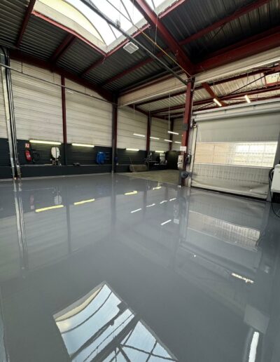 Résine Industrie - Pose d'un sol industriel PU avec signalétique au sol