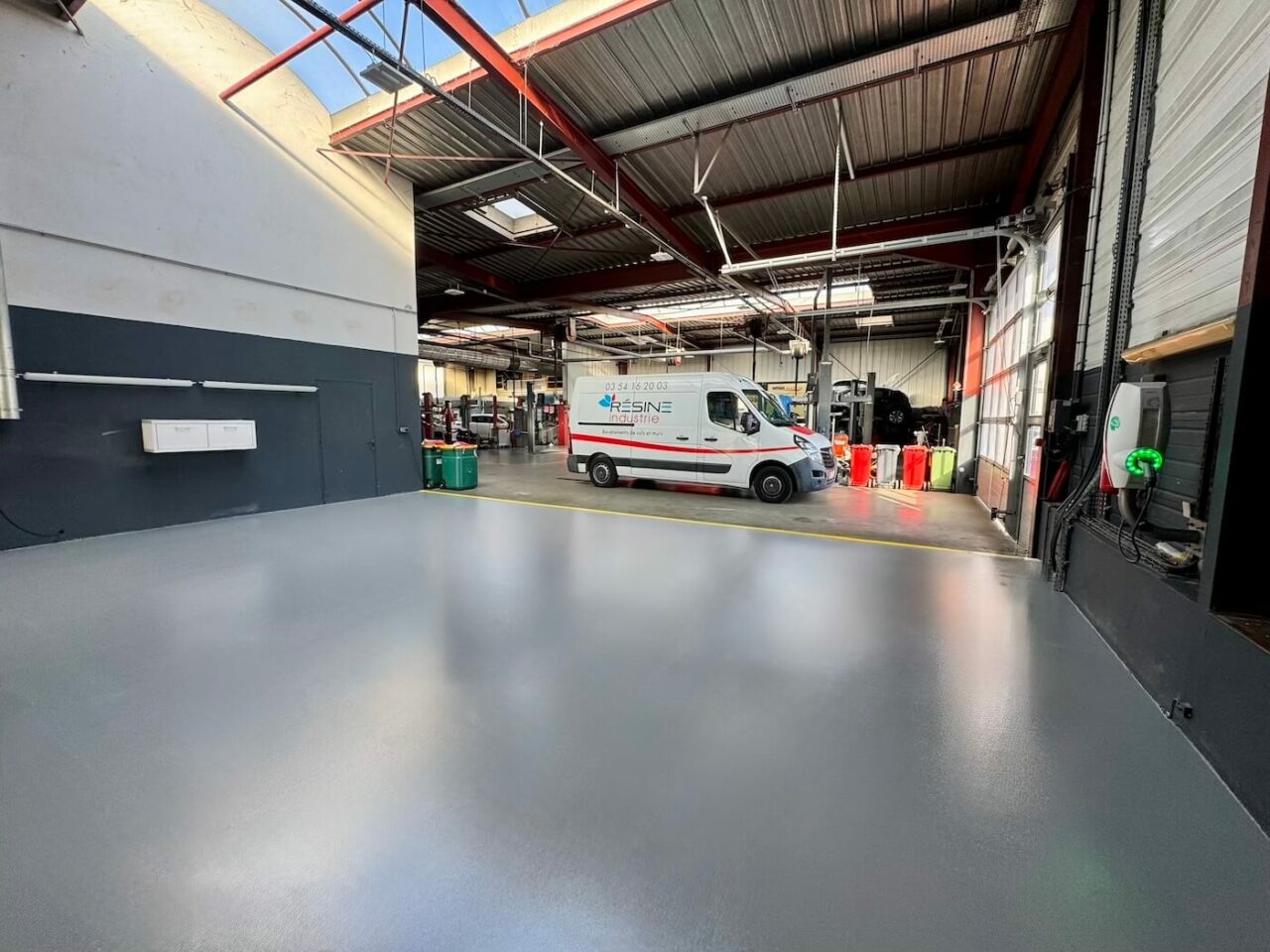Résine Industrie - Pose d'un sol industriel PU avec signalétique au sol