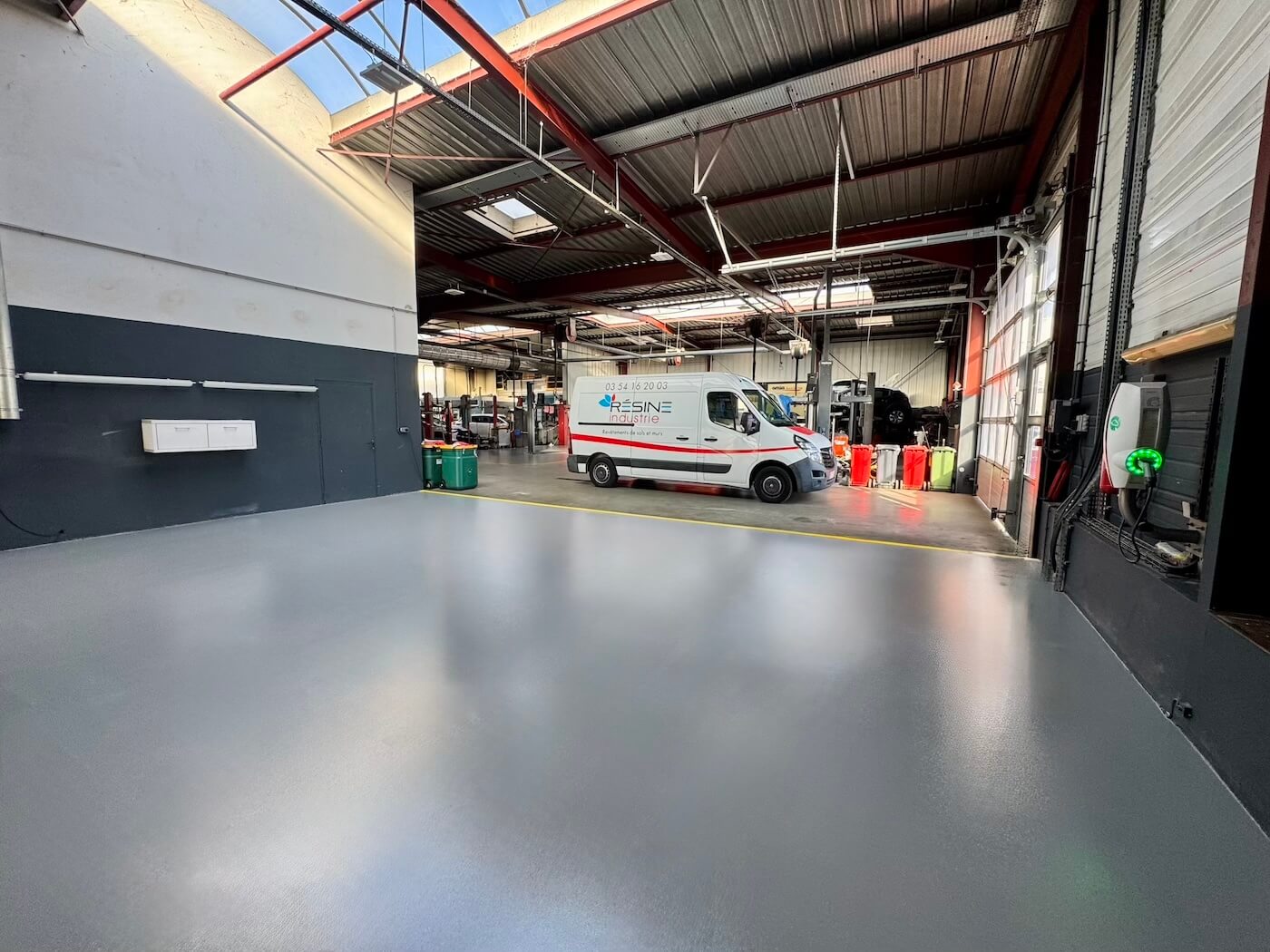 Résine Industrie - Pose d'un sol industriel PU avec signalétique au sol