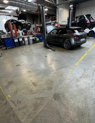 Résine Industrie - Pose d’un sol autolissant polyuréthane dans un atelier automobile