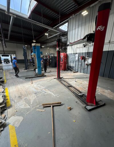 Résine Industrie - Pose d’un sol autolissant polyuréthane dans un atelier automobile