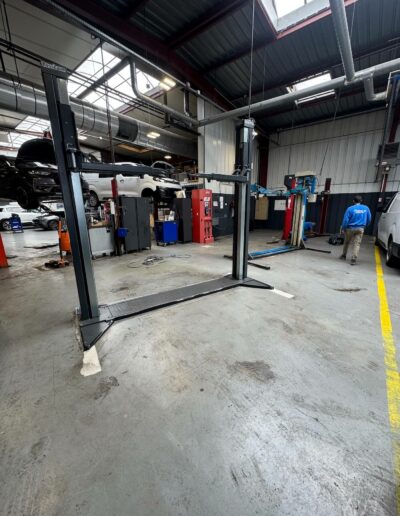 Résine Industrie - Pose d’un sol autolissant polyuréthane dans un atelier automobile