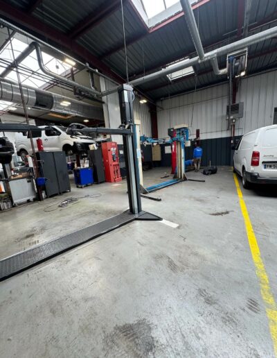 Résine Industrie - Pose d’un sol autolissant polyuréthane dans un atelier automobile