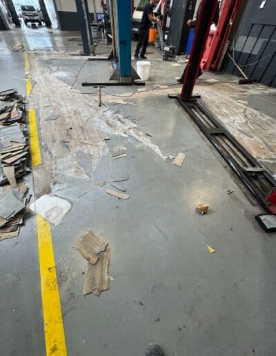 Résine Industrie - Pose d’un sol autolissant polyuréthane dans un atelier automobile