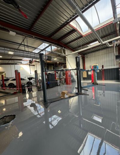 Résine Industrie - Pose d’un sol autolissant polyuréthane dans un atelier automobile