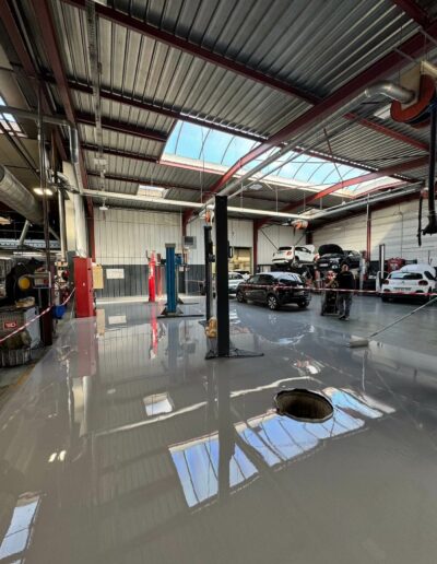 Résine Industrie - Pose d’un sol autolissant polyuréthane dans un atelier automobile