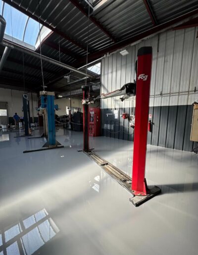 Résine Industrie - Pose d’un sol autolissant polyuréthane dans un atelier automobile