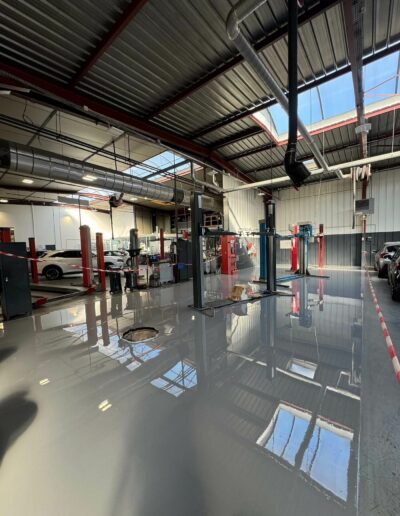 Résine Industrie - Pose d’un sol autolissant polyuréthane dans un atelier automobile