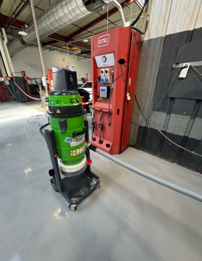 Résine Industrie - Pose d’un sol autolissant polyuréthane dans un atelier automobile