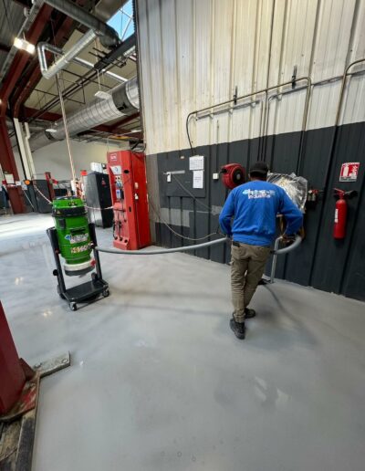 Résine Industrie - Pose d’un sol autolissant polyuréthane dans un atelier automobile