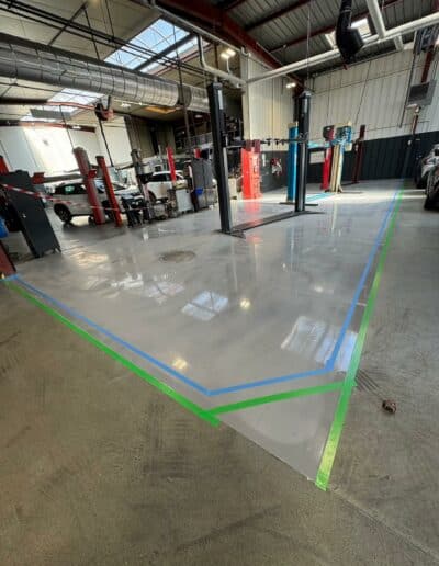 Résine Industrie - Pose d’un sol autolissant polyuréthane dans un atelier automobile