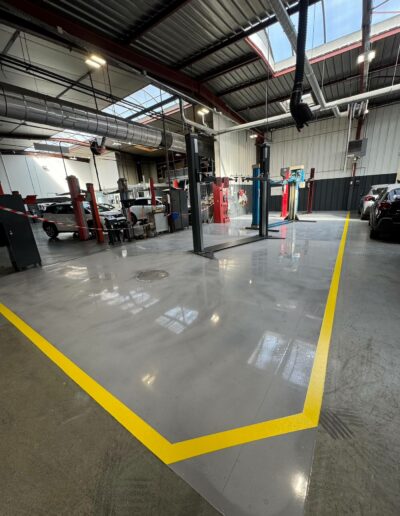 Résine Industrie - Pose d’un sol autolissant polyuréthane dans un atelier automobile
