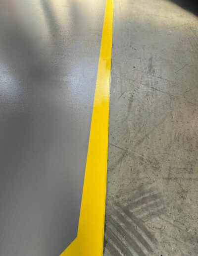 Résine Industrie - Pose d’un sol autolissant polyuréthane dans un atelier automobile