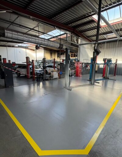 Résine Industrie - Pose d’un sol autolissant polyuréthane dans un atelier automobile