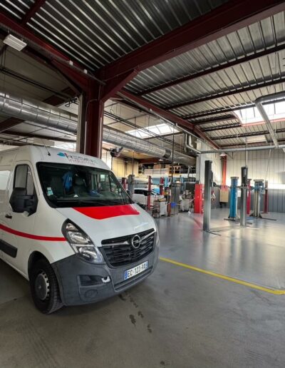 Résine Industrie - Pose d’un sol autolissant polyuréthane dans un atelier automobile