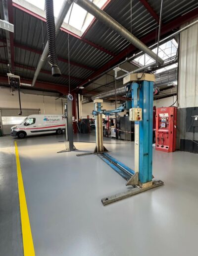 Résine Industrie - Pose d’un sol autolissant polyuréthane dans un atelier automobile
