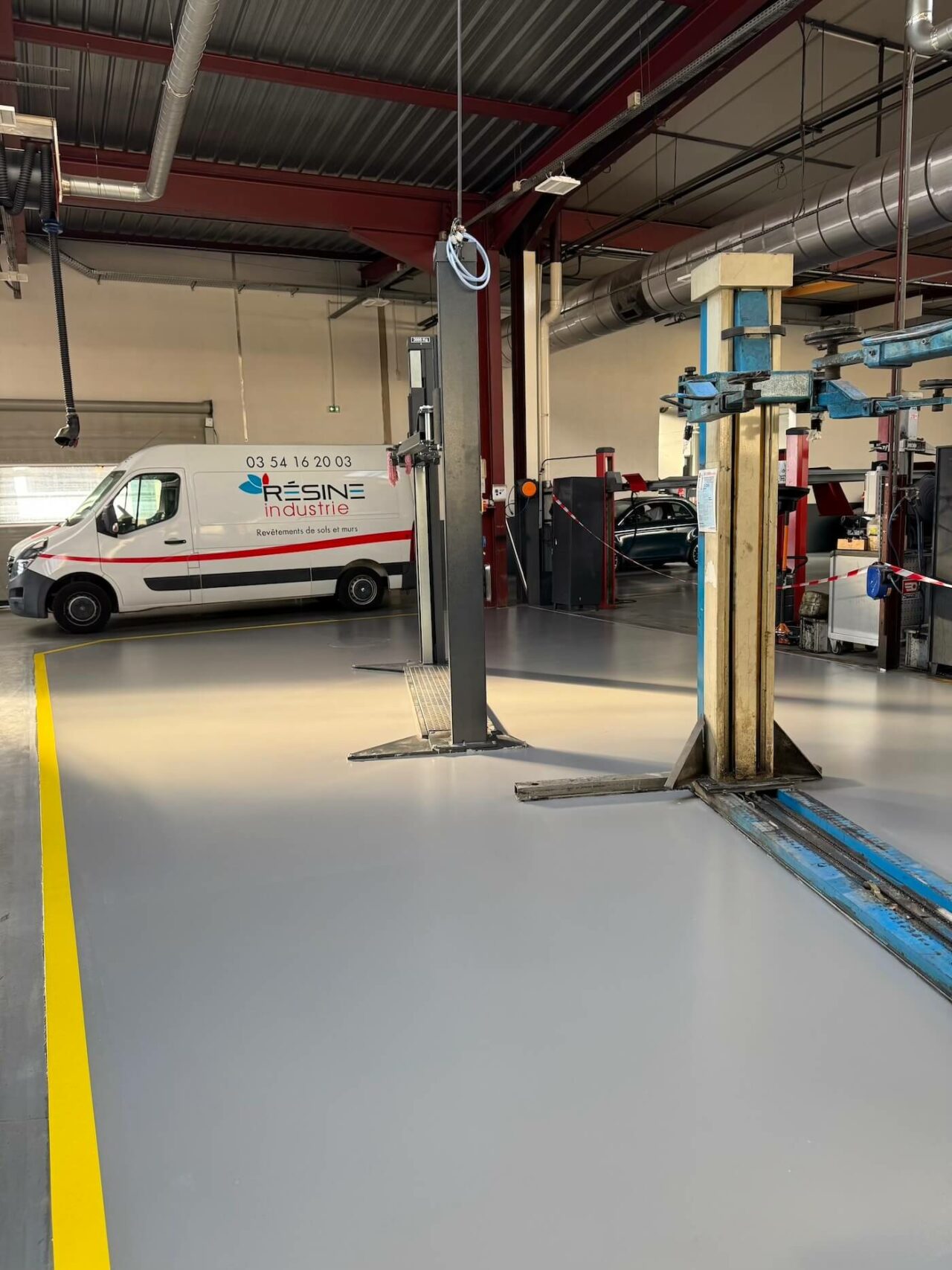 Résine Industrie - Pose d’un sol autolissant polyuréthane dans un atelier automobile