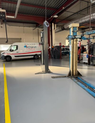 Résine Industrie - Pose d’un sol autolissant polyuréthane dans un atelier automobile
