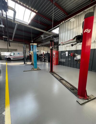 Résine Industrie - Pose d’un sol autolissant polyuréthane dans un atelier automobile