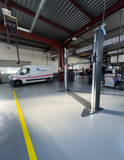 Résine Industrie - Pose d’un sol autolissant polyuréthane dans un atelier automobile