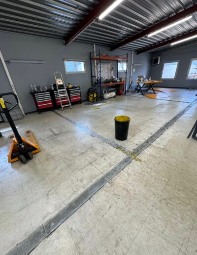 Résine Industrie - Sol résine époxy autolissant avec vernis polyuréthane pour atelier industriel