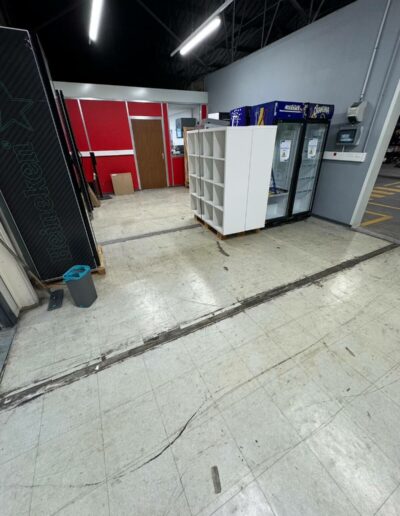 Résine Industrie - Sol résine époxy autolissant avec vernis polyuréthane pour atelier industriel