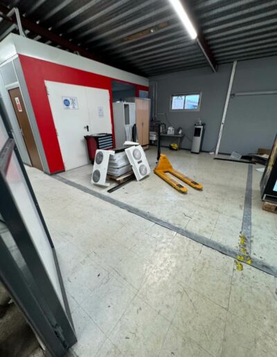 Résine Industrie - Sol résine époxy autolissant avec vernis polyuréthane pour atelier industriel