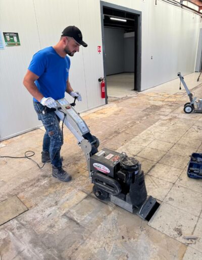 Résine Industrie - Sol résine époxy autolissant avec vernis polyuréthane pour atelier industriel