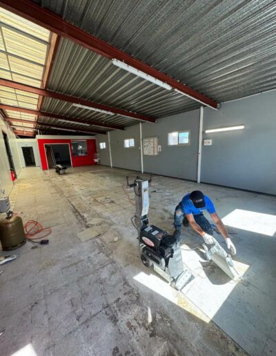 Résine Industrie - Sol résine époxy autolissant avec vernis polyuréthane pour atelier industriel