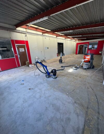 Résine Industrie - Sol résine époxy autolissant avec vernis polyuréthane pour atelier industriel