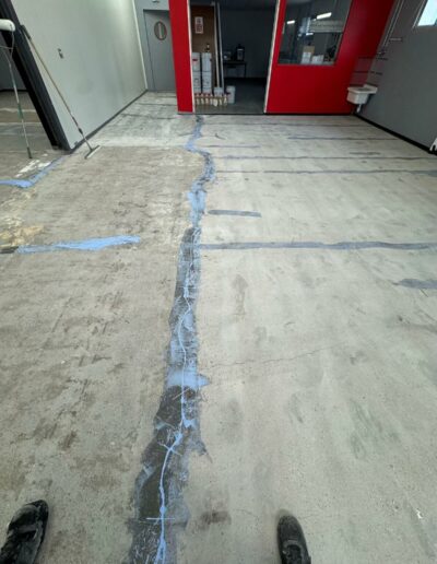 Résine Industrie - Sol résine époxy autolissant avec vernis polyuréthane pour atelier industriel