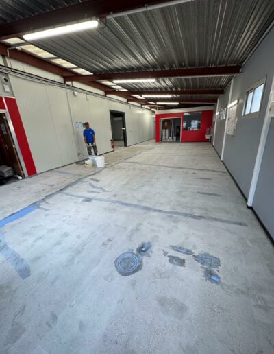 Résine Industrie - Sol résine époxy autolissant avec vernis polyuréthane pour atelier industriel