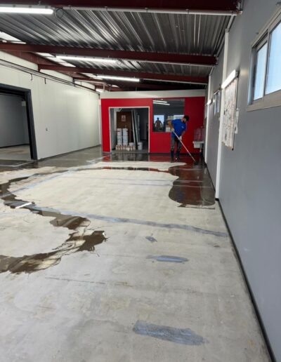 Résine Industrie - Sol résine époxy autolissant avec vernis polyuréthane pour atelier industriel